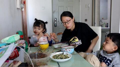 三妮今天烤巨无霸羊肉串，再配盆小野菜，大口吃肉的感觉真是爽啊