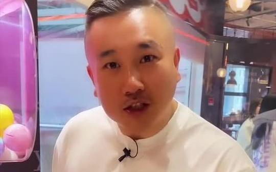 来看看现场做生意就赚钱的吐噜哥!