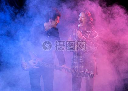 夜场唱歌伴奏的男女图片下载