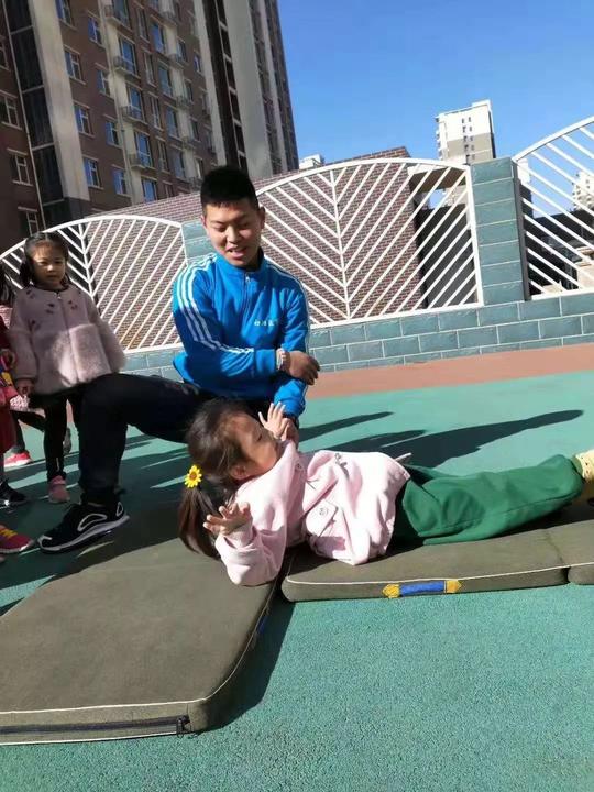 因为爱孩子，他成了一名男幼师！从求学到创业，在困难和压力中一步步成长！