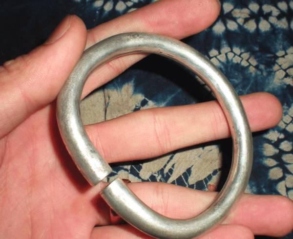 给宝宝戴银手镯的危害