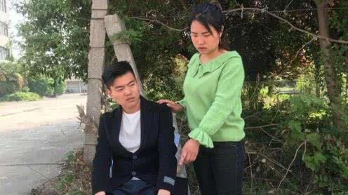 老公打工瘫痪爬着回家，媳妇心疼卖车治病，次日媳妇得到好报