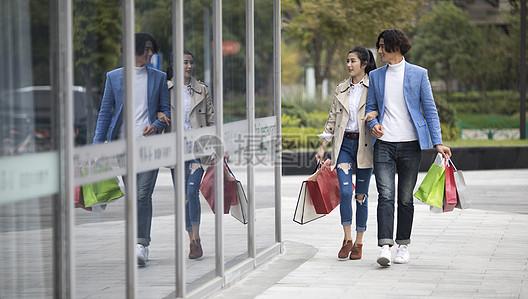 男女情侣在商场疯狂购物高清图片