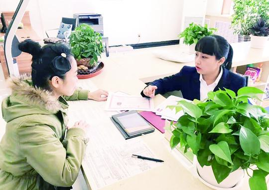 居民到同心街道公共服务中心办理失业就业证,享受一门式,一张网公