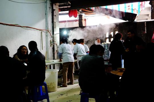 重庆万州:清晨的包子店生意爆好，图三的美女身材好颜值高!