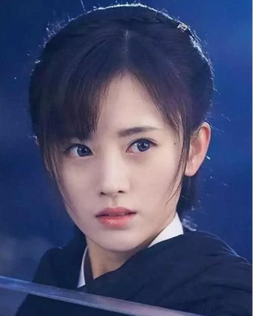 鞠婧祎说自己上学时没人追看到了她高中时的照片信你个鬼