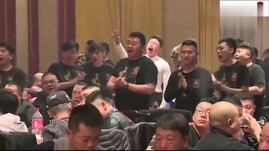 德云社聚会有多欢乐?吃饭表演两不误，包袱随处都能抖