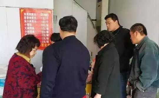 农村夫妻的早餐店卖疯了一块钱一个配菜还随便吃月收入几万