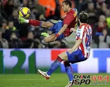 足球怎么吊射过顶