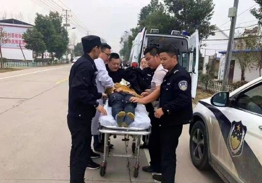 接报后民警立刻赶往现场,发现一年轻女子因分手后失恋想不开跳河轻生