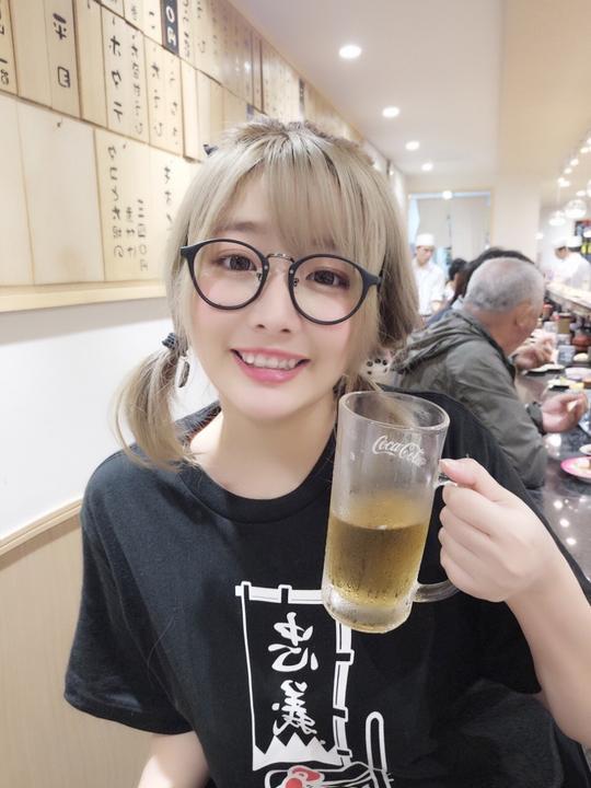 美女留学生归国创业天使脸蛋魔鬼身材走红