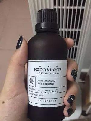 新生儿放屁多而且臭是怎么回事