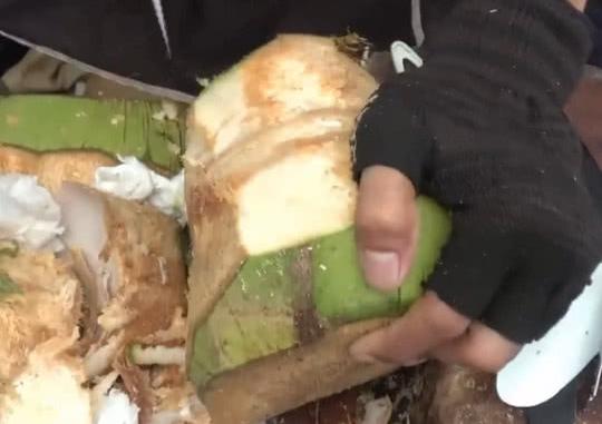 实拍泰国卖椰的子小贩剥椰子
