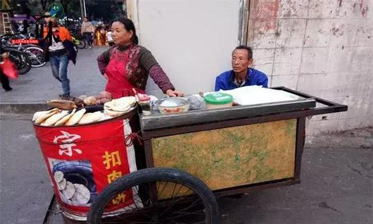 抚州这家路边的夫妻烤饼摊，在大公路做了21年，有人一买就是30个
