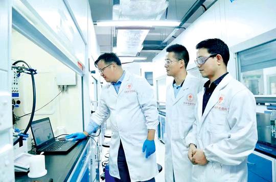 张绪穆带着自己的科研成果以及团队入驻大亚湾区科创园，成为大亚湾区的一家科技创新孵化企业。