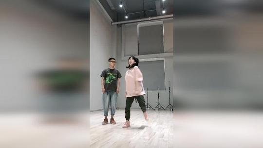 听这首歌听的有些脑瓜疼，没关系，反正我快要去幼儿园上学了小霸王