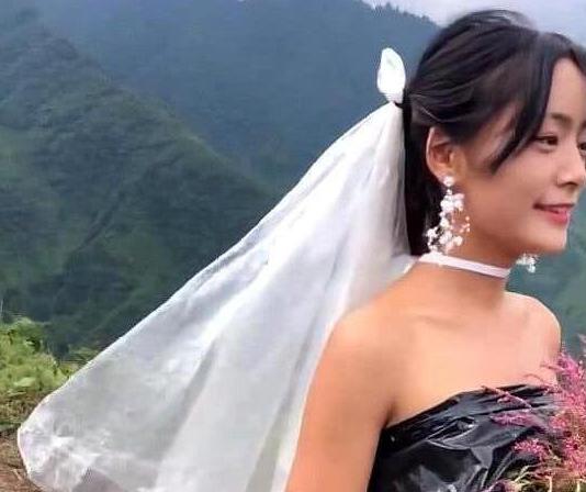 农村女孩穿自制婚纱拍照,当镜头往下移的后,网友大开眼界