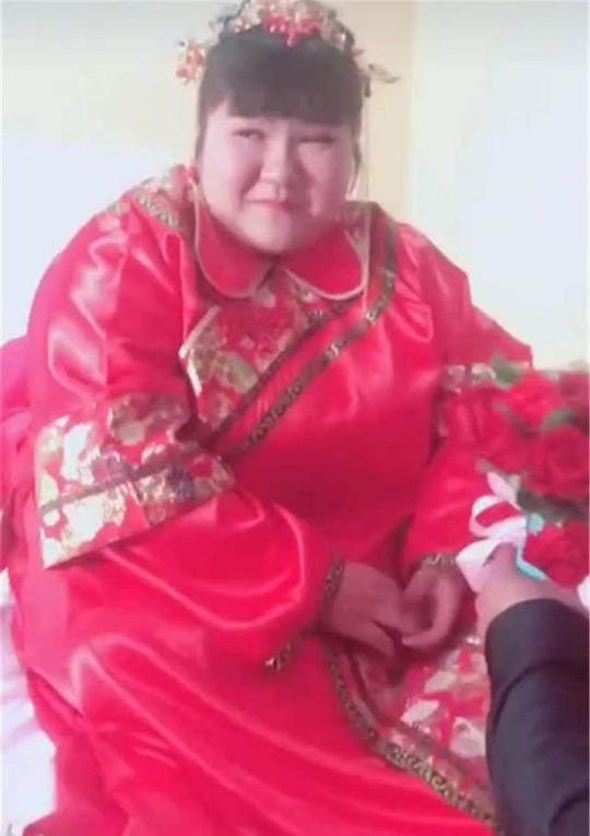 240斤胖新娘，嫁给120斤帅气男子，只因当年家里借给男子5万块