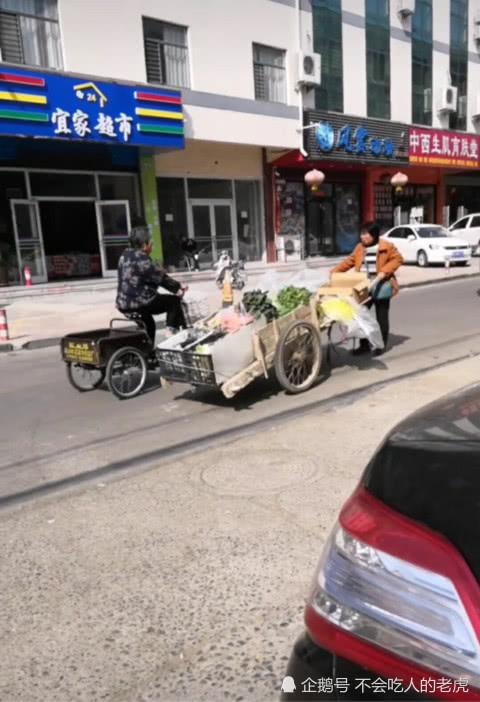 菏泽严查电动三轮车上路，市民用平板车代替，网友：回到30年前