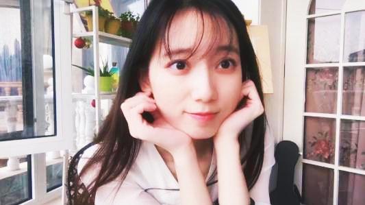 最多只比我帅一丢丢),我的女朋友(这个二货)每天就处于看小哥哥,看小