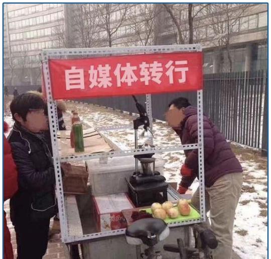 摆摊还是做小生意(摆地摊真的能比上班赚钱多)