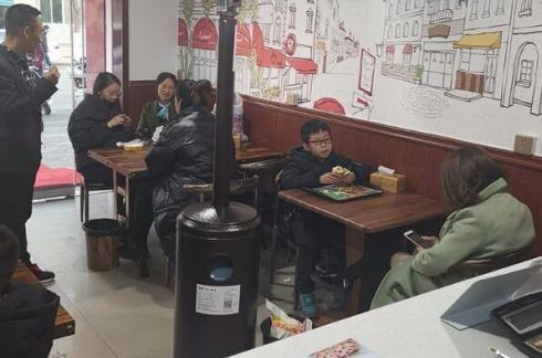 学校旁边小吃街做什么生意好