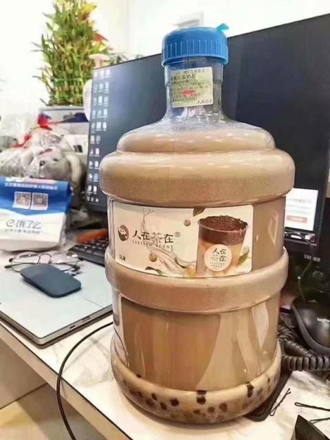 老人喝秋天的第一杯奶茶进医院