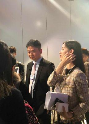 刘强东在达沃斯笑谈创业辛酸路奶茶妹妹全程陪同