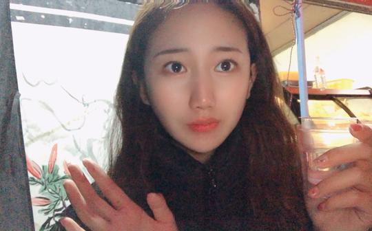 小酒妹工作到凌晨两点，在路边独自喝酒，创业女青年太辛苦了