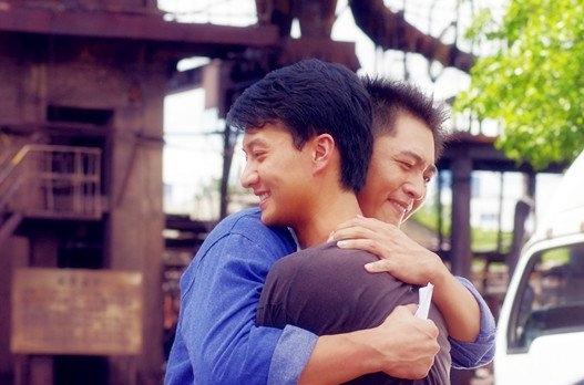 亲哥创业失败,弟弟为让哥哥东山再起,放弃大学生涯,打工赚钱