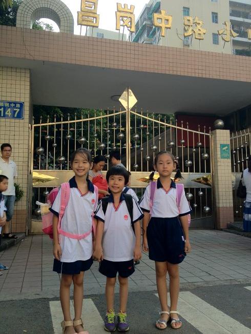 开学后,学校会有一些观看晚会等一些通知,这是周末月亮在家观看"