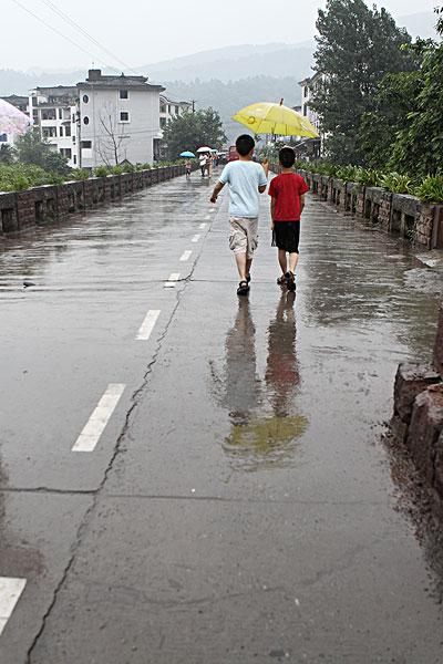 雨中撑伞的小孩_图片大全—全景创意图库（quanjing.com）中国领先的正版图片视频素材网站