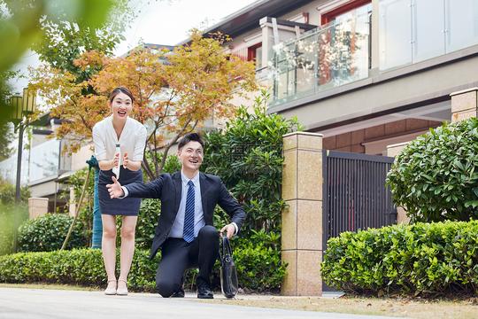 恩爱夫妻在家门口等待孩子放学图片下载