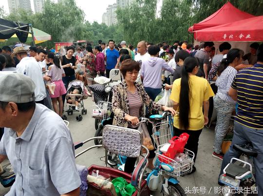 小长假农村人在早市3小时生意,有的卖2000元,端午节什么卖的火