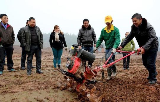 年后农民打工现怪象老板招工难工人找工难深层原因值得反思