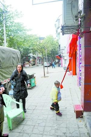 下午，因为要忙茶馆生意，徐洪碧会把“傻女”固定在空调架位置，防止她乱跑。