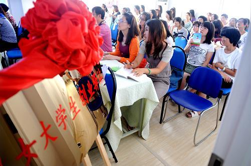 6月26日，女大学生在“青岛市女大学生创业驿站”听女性职业生涯规划专题讲座。2011年以来，青岛市启动实施女大学生创业引领计划，建立起山东省首个女大学生创业基地，定期举办“女大学生职业生涯规划”讲座和“送项目、送点子