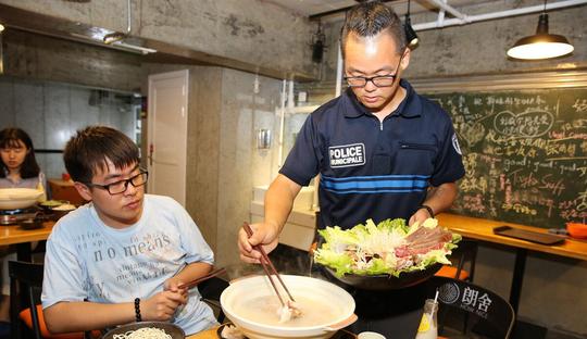什么生意日流水过万(面馆大叔日入1万的技巧)