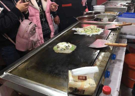 台湾兄弟来内地卖小吃,之前担心没人买,没想到生意好到像在捡钱