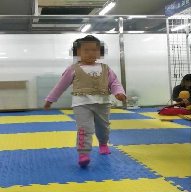 孩子走路八字脚是遗传的吗
