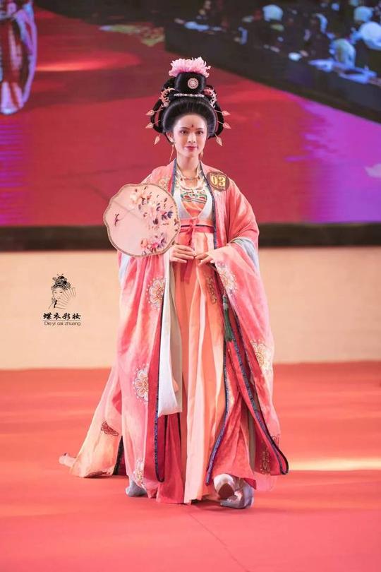 汉服走秀传扬的是汉家服饰经典,那汉家婚礼展示的将是女子出嫁,芳华