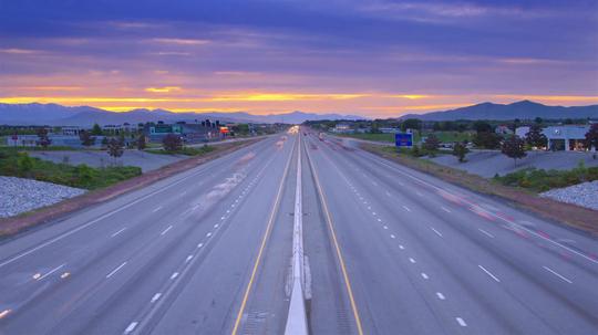 高速公路上的车流_3840x2160_高清视频素材下载(编号