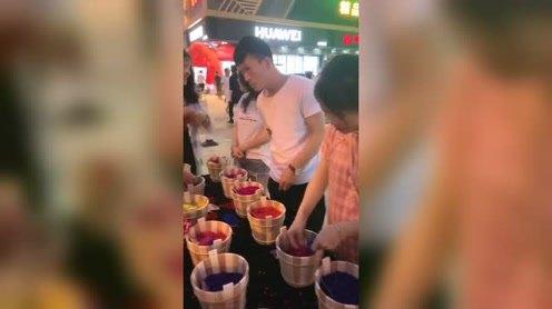 在校生摆地摊挣钱，生意还挺红火，小姐姐有生意头脑啊!