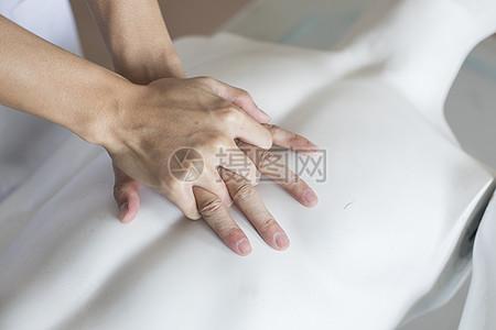 急救中的心肺复苏图片下载