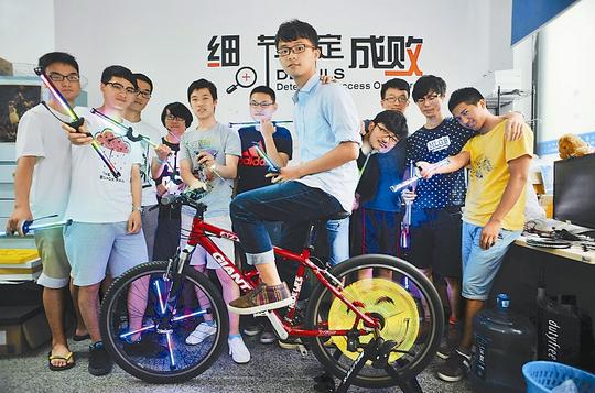 创业团队从初期的三人逐渐壮大,目前已有十几人.
