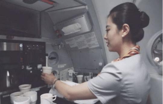 为何飞机舱内会挂一个小帘子,空姐不小心说漏嘴,才知作用挺大