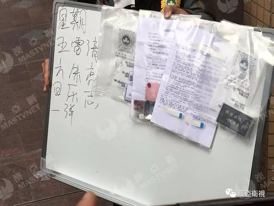 白色的墙报板写上,每日放数"排更表"