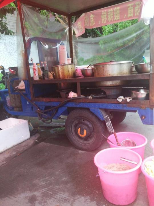 三轮车,做路边摊,生意稳定,主营酸辣粉,炸土豆,凉皮凉面.