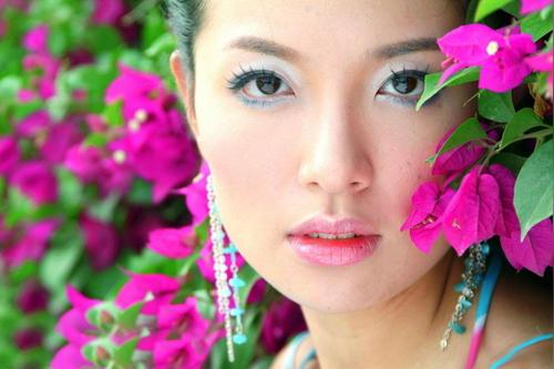 ps调色教程素材图片拍摄的很美不过画面中艳丽的花朵过多人物部分