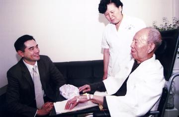 赵文瑄(大国医主演)与平乐正骨第七代传人郭艳锦(中)及郭维淮合影
